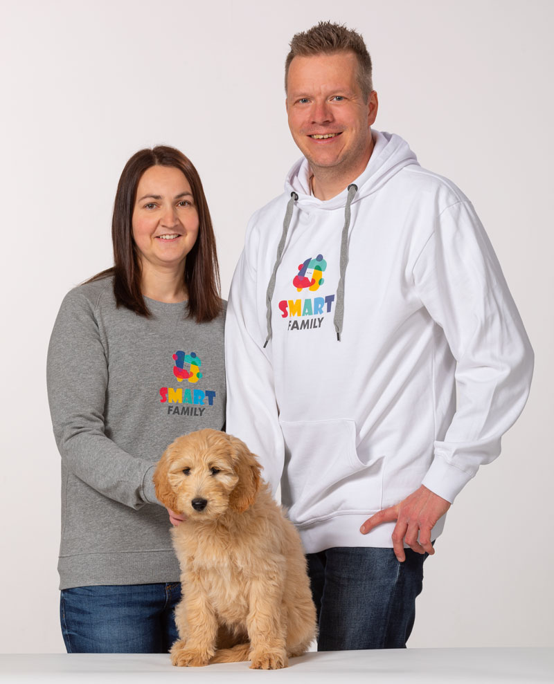 Lena und Peter Gehle mit Hund, von der SMART Family